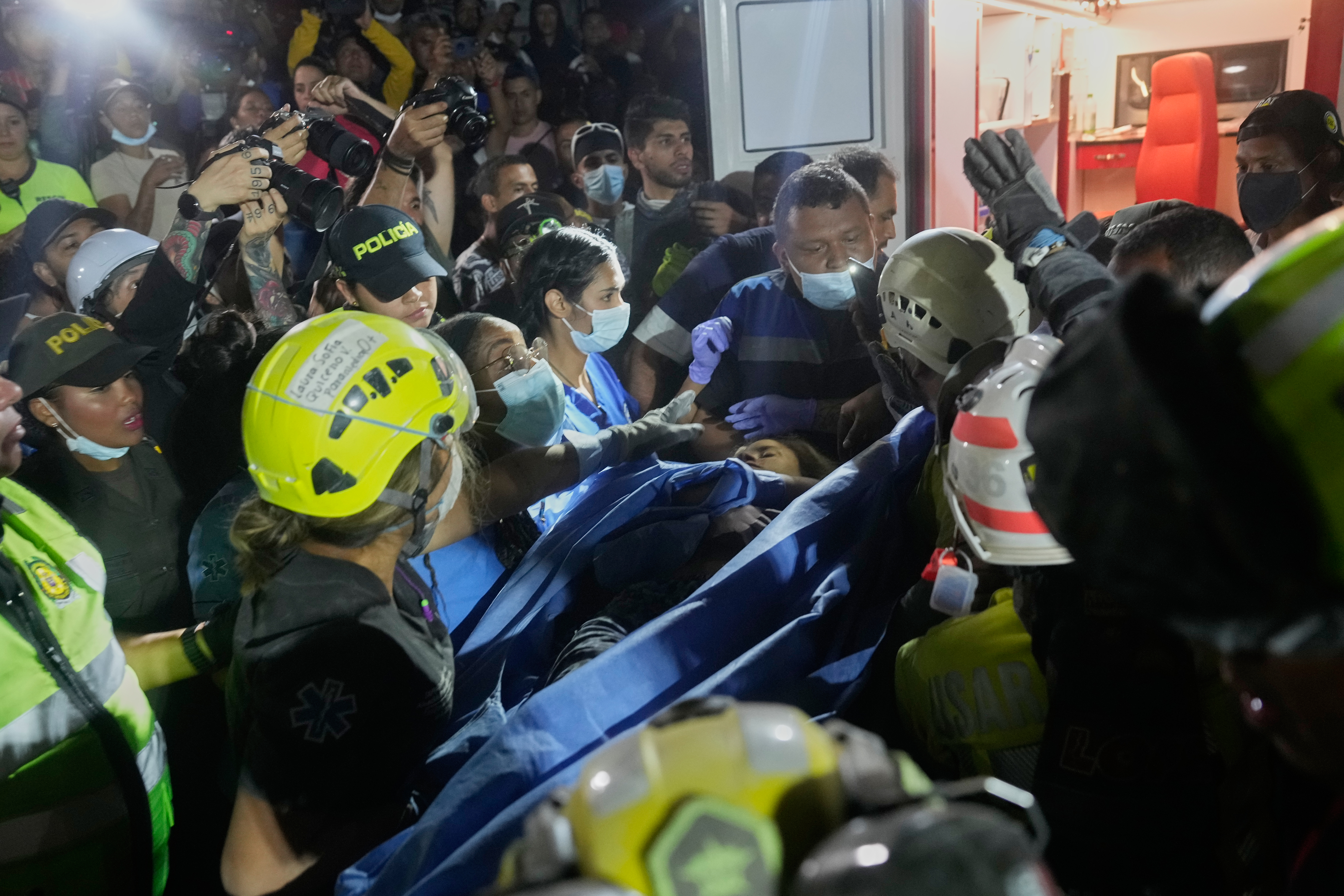 Continúan los trabajos de búsqueda y rescate de sobrevivientes. Foto: AP